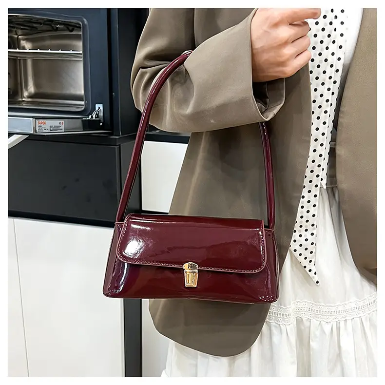French Retro Shoulder Bag for Women 2025 — feature 9