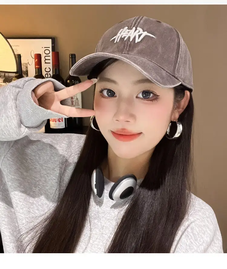 Black Heart Logo Wide-Brimmed Cap for Women — feature 11