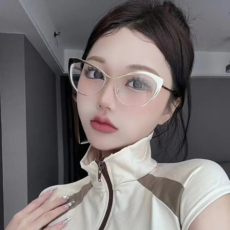 European Cat-Eye Sunglasses Black Gold Metal Frame — feature 7