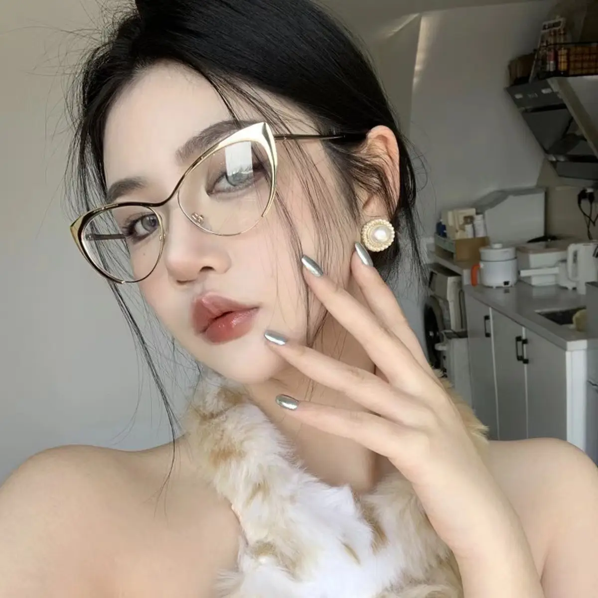 European Cat-Eye Sunglasses Black Gold Metal Frame — feature 8