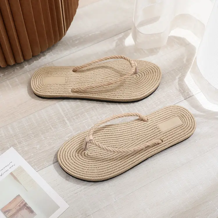 Summer Women's Trendy Imitation Straw Fashion Flip-Flops Flat Hotel Slippers for Outdoor Beach Casual Sandals