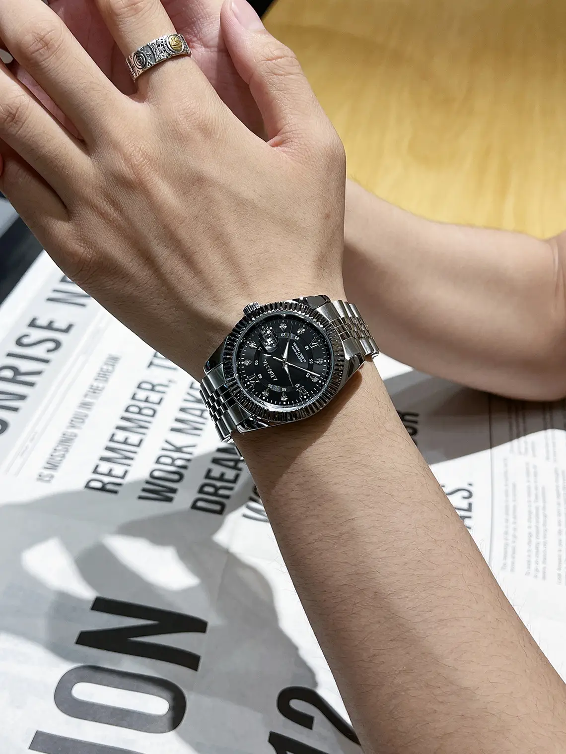 Luxury Men's Swiss Watch Stainless Steel Strap Black Dial — feature 6