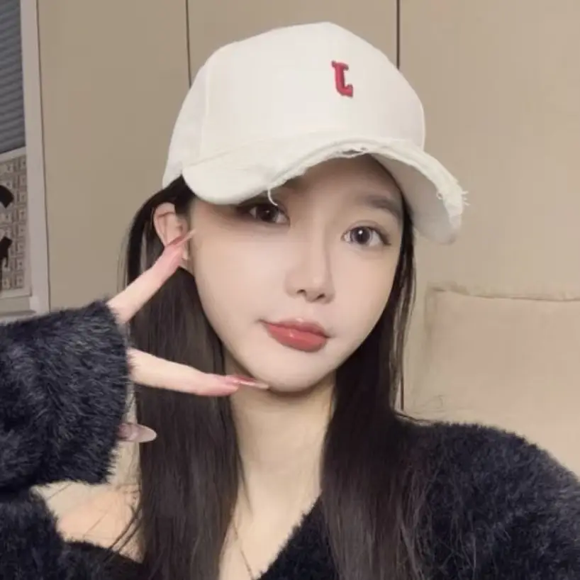 White L-Headed Baseball Cap for Women - Image 25