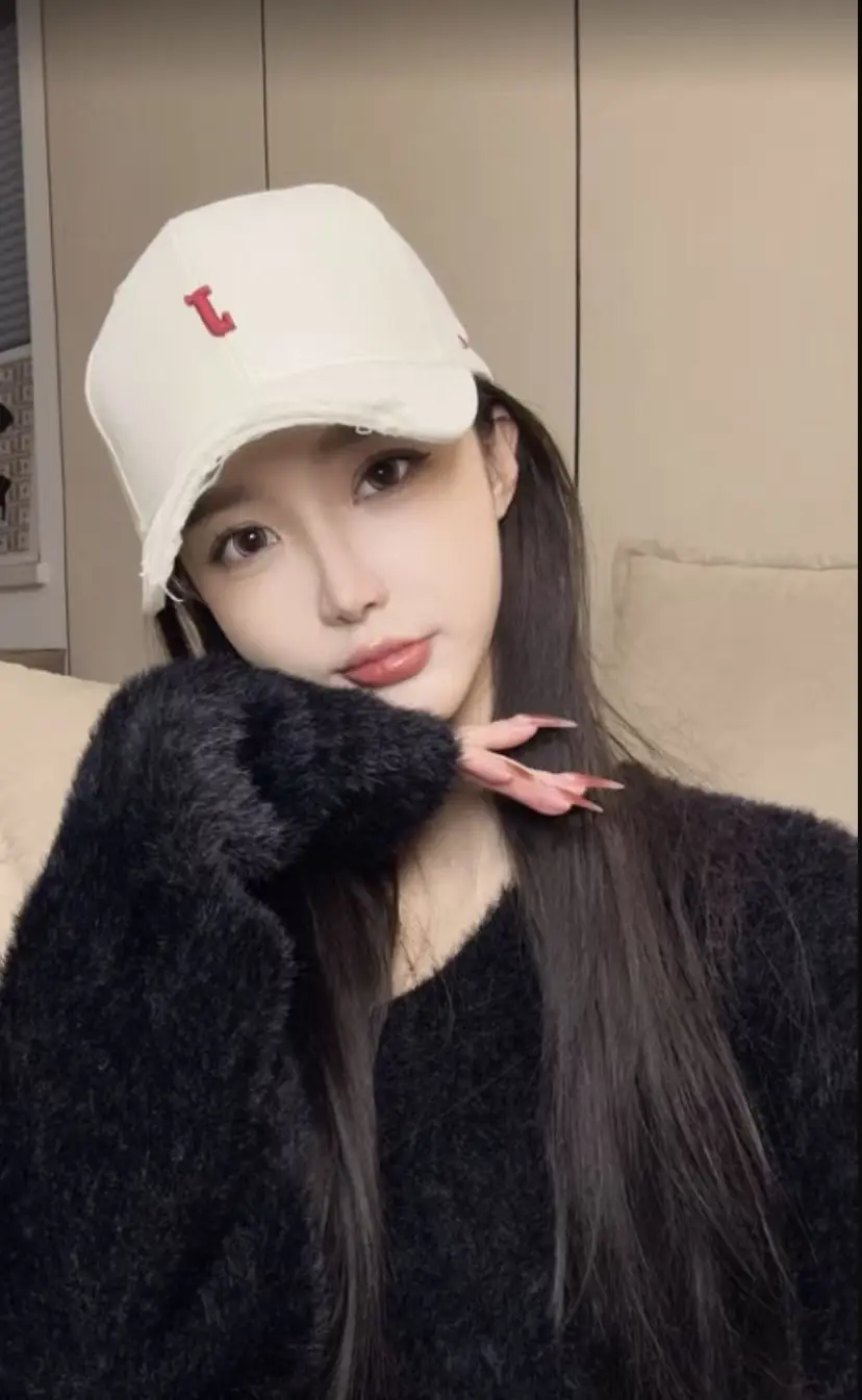 White L-Headed Baseball Cap for Women — feature 13