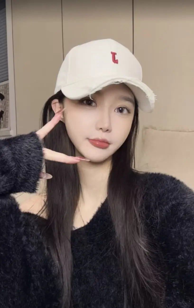 White L-Headed Baseball Cap for Women — feature 14