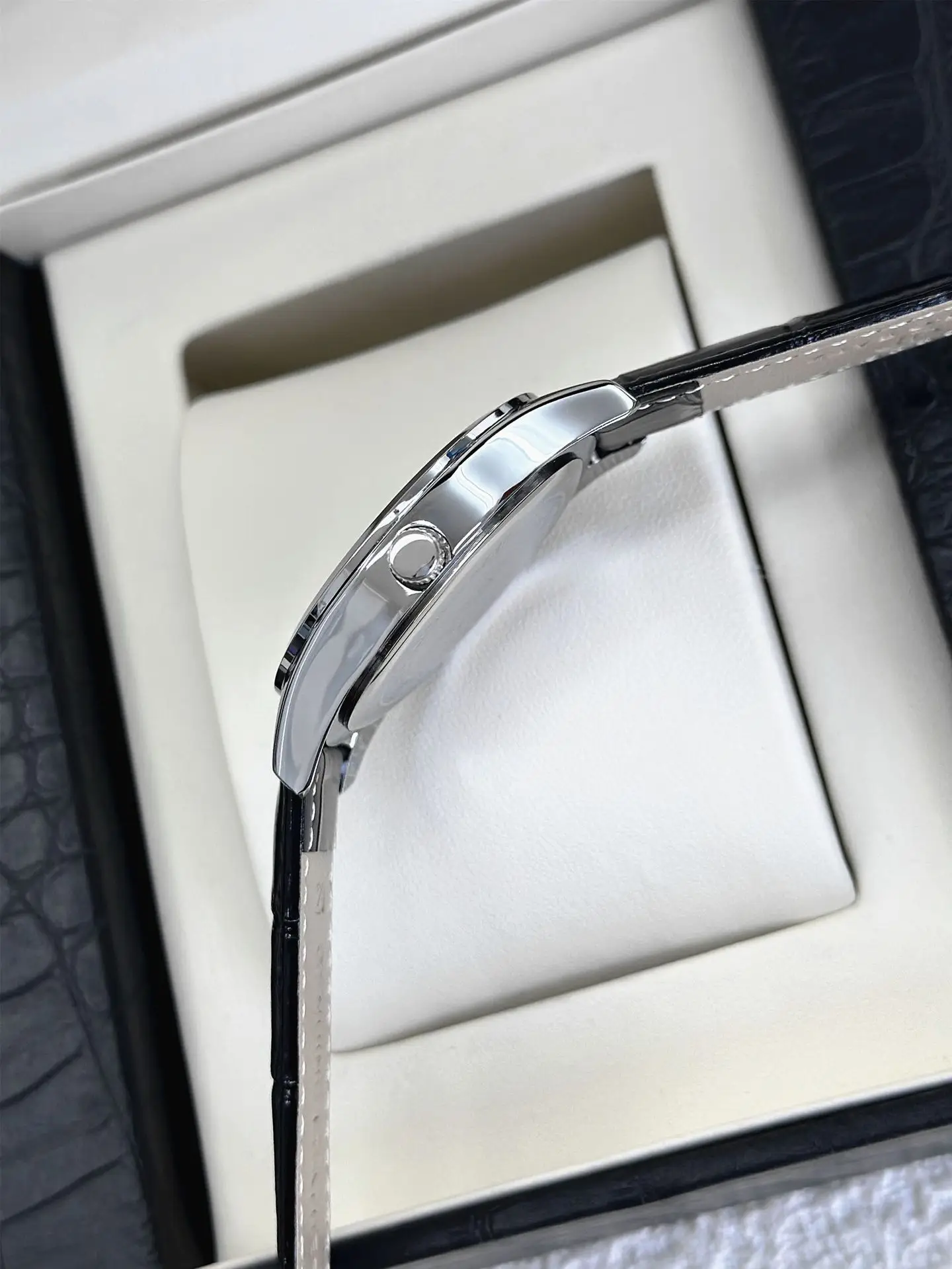 Men's Rhinestone Black Quartz Watch Dropshipping — feature 11