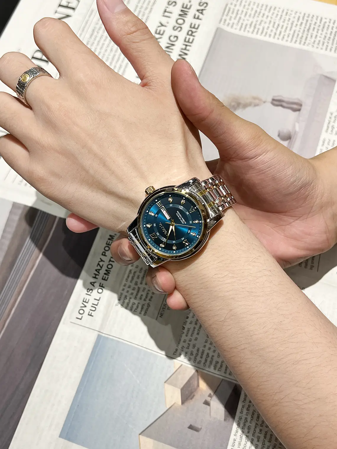 Men's Swiss Quartz Watch Blue Crystal Band Waterproof — feature 7