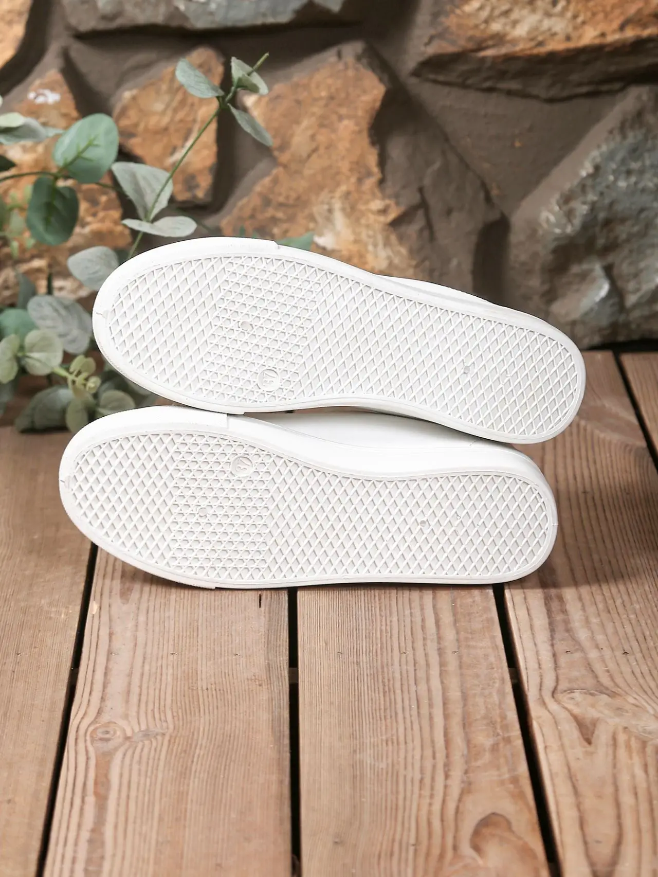 Women Black Casual Flat Sneakers Large 2025 — feature 8