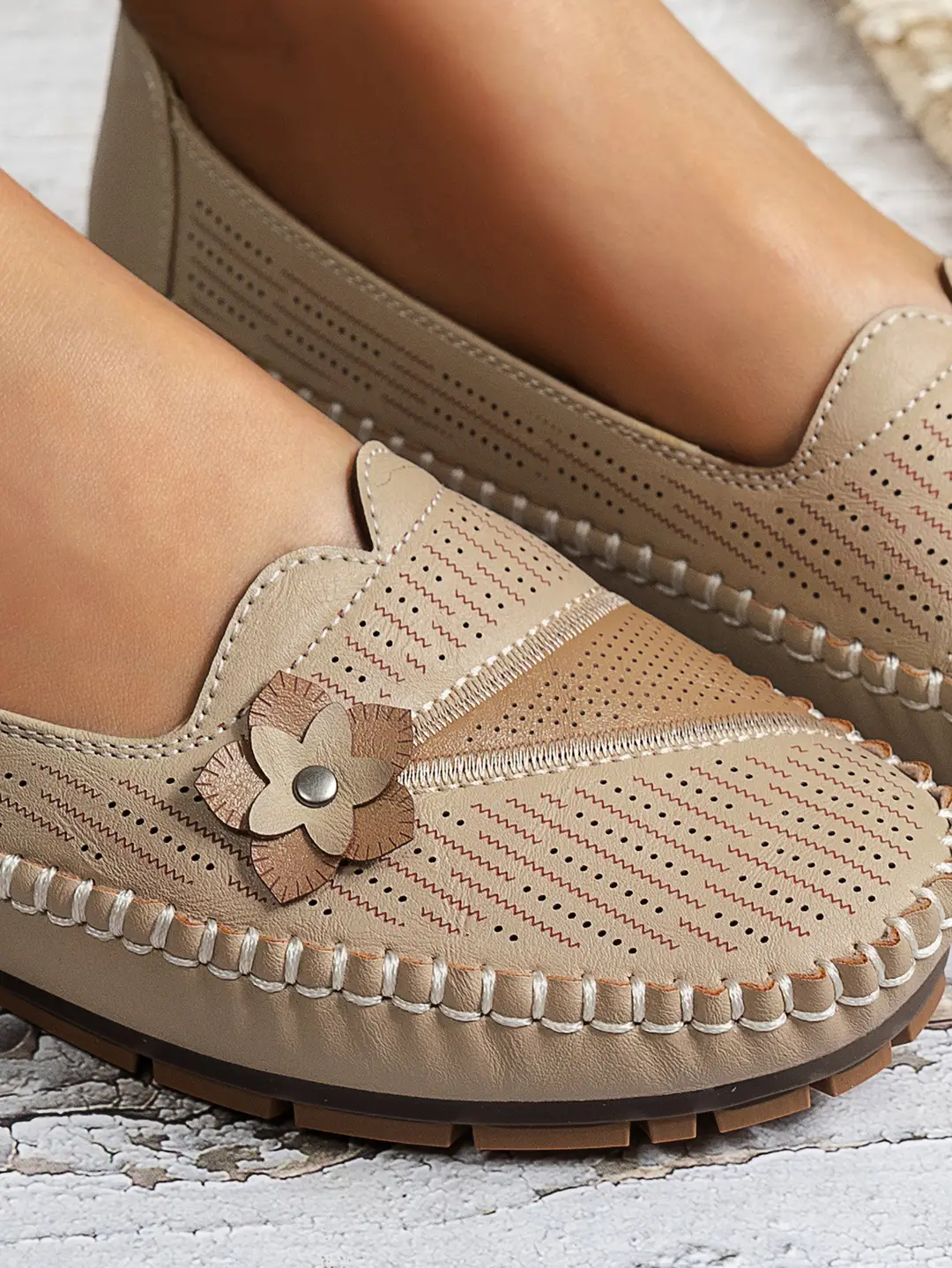 Large Size Popular Foreign Trade Stitching Flower Decoration Women's Flats Loafers Foreign Trade Cross-Border E-Commerce Supply — feature 18