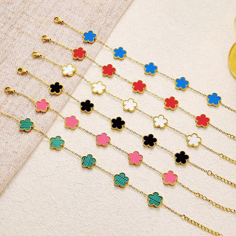 Titanium Steel Clover Bracelet Black Flower Gold — feature 1