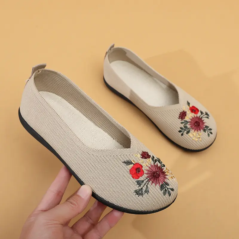 Old Beijing Cloth Shoes, Women's Embroidered Shoes, Flat Heel Mom's Shoes, Soft Soles, Comfortable and Breathable, Non-Slip Ethnic Style Shoes - Image 6