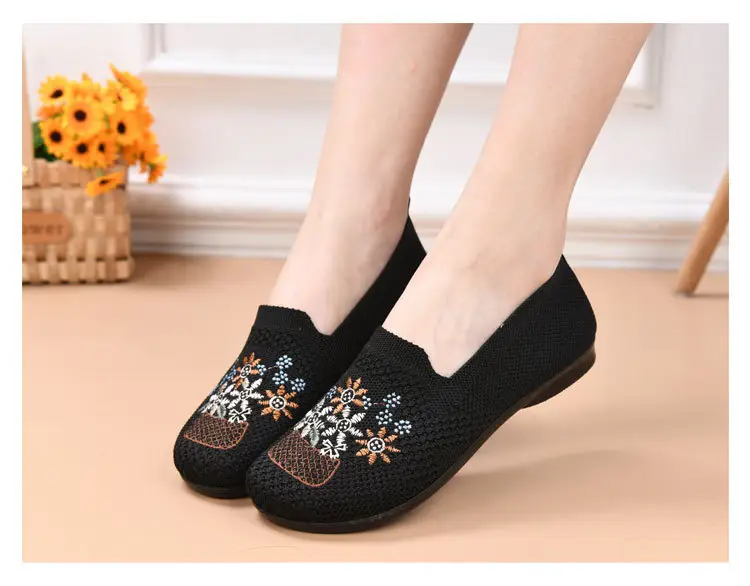 2025 New Old Beijing Cloth Shoes Mom's Shoes Lightweight Soft Sole Summer Mesh Breathable Embroidered Shoes Slip-On Women's Shoes — feature 16