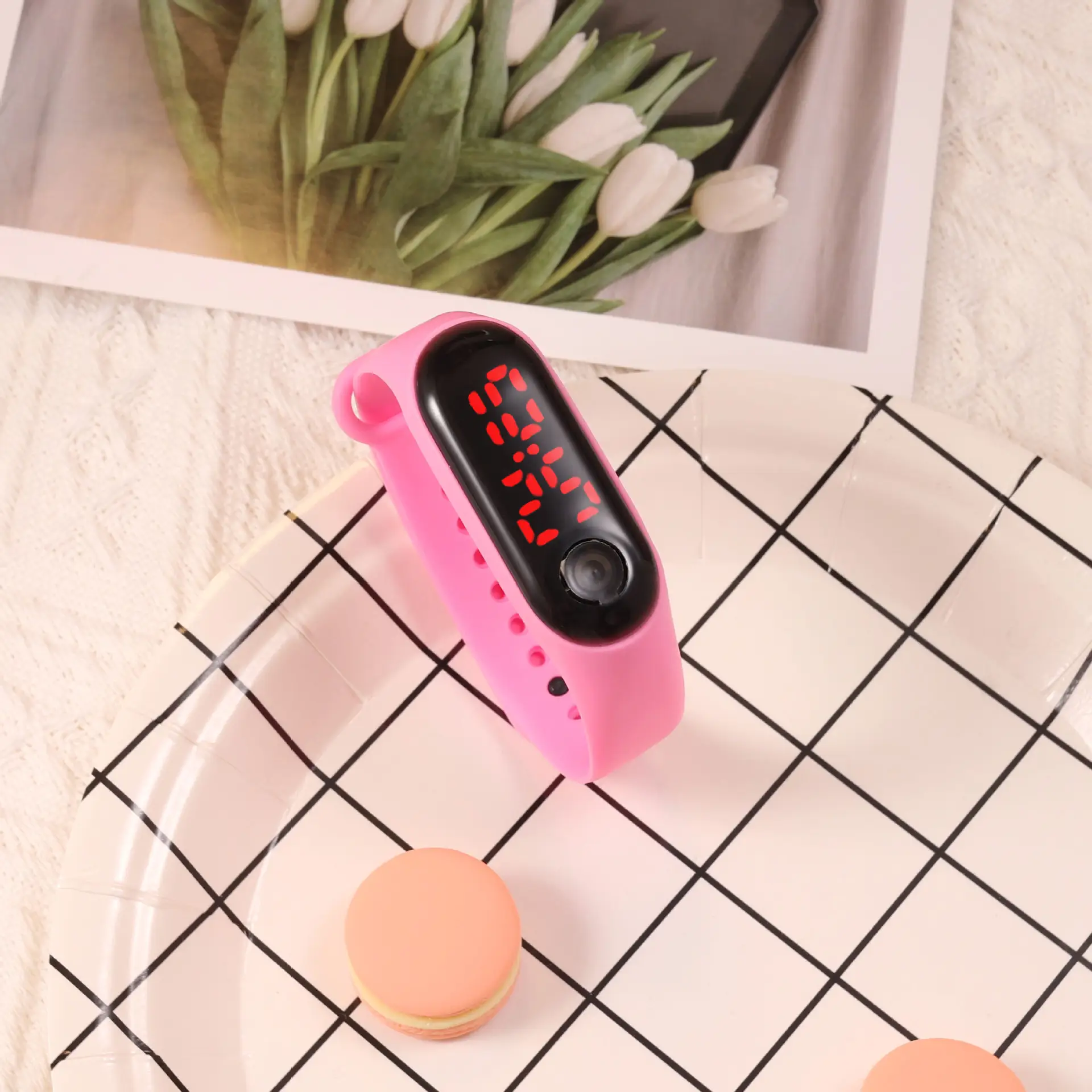 Digital Male Female Watch Red Light LED Bracelet — feature 3