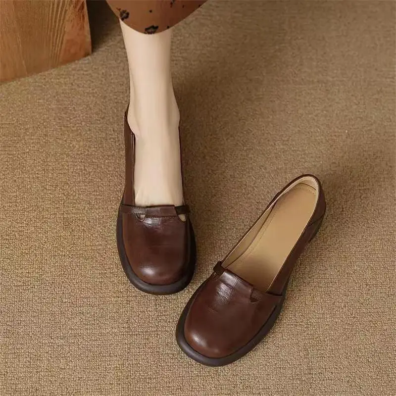 2025 New Commuter Women's Shoes Round Toe Shallow Mouth Retro Thick-Soled Slip-On Shoes French Mary Jane Small Leather Shoes