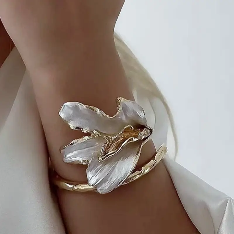 European and American Niche Accessible Luxury Design White Enamel Iris Open Bracelet Women's 2025 Leaf Bracelet Small Arm Ring