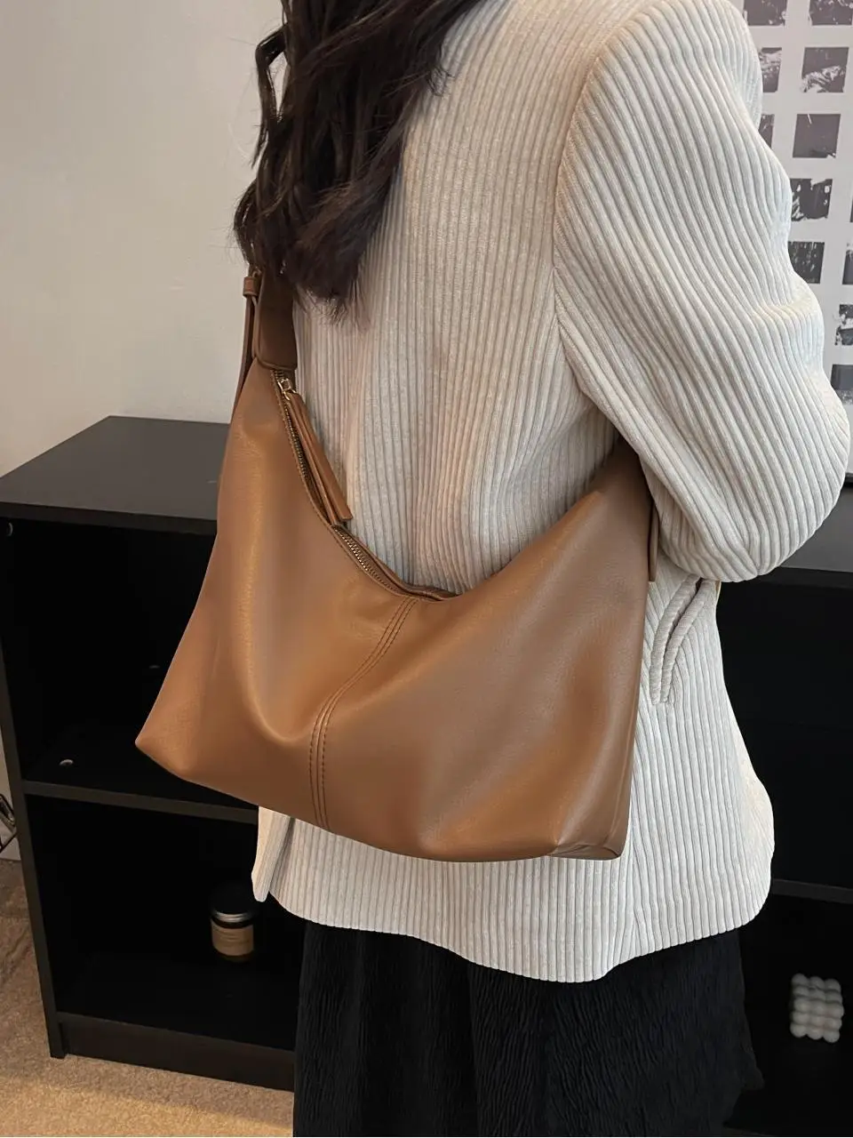 Brown Leather Shoulder Bag with Metal Handle - Image 7