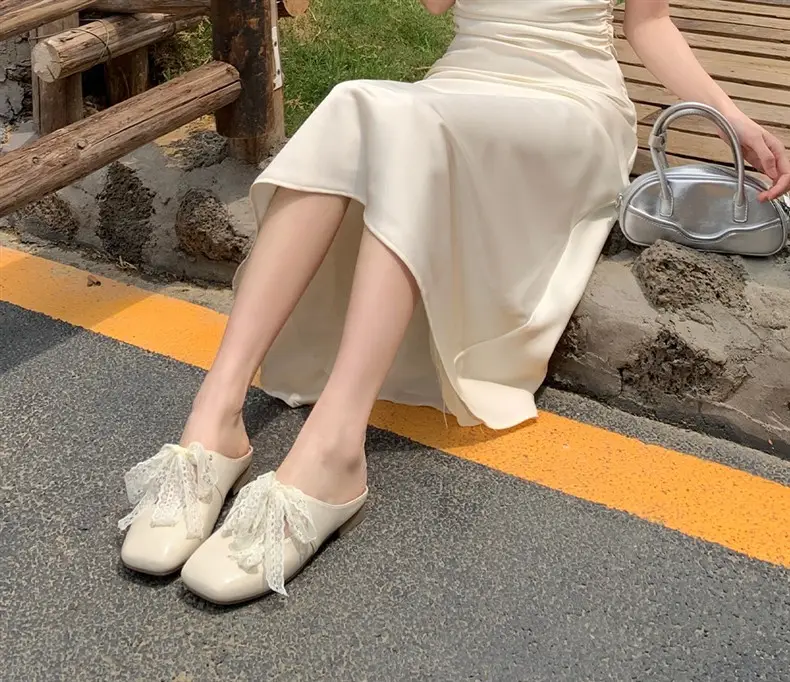 High-Appearance Closed-Toe Slippers for Women, Summer Outdoor Wear, 2026 New Summer Style, Suitable for Pairing with Skirts, Silver Bow Half-Slippers — feature 2