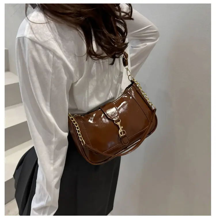 Brown Leather Shoulder Bag with Chain Strap 2025 — feature 12