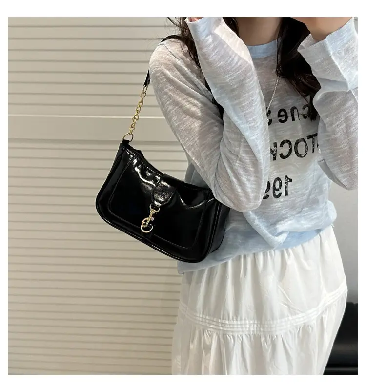 Brown Leather Shoulder Bag with Chain Strap 2025 — feature 14