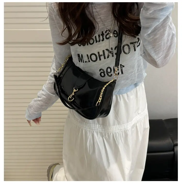 Brown Leather Shoulder Bag with Chain Strap 2025 — feature 15