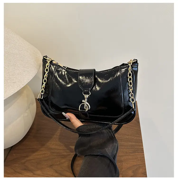 Brown Leather Shoulder Bag with Chain Strap 2025 — feature 18
