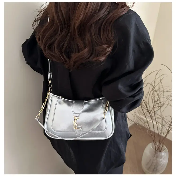 Brown Leather Shoulder Bag with Chain Strap 2025 — feature 8