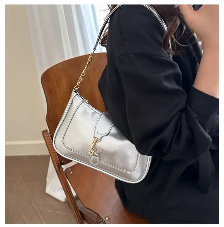 Brown Leather Shoulder Bag with Chain Strap 2025 — feature 9
