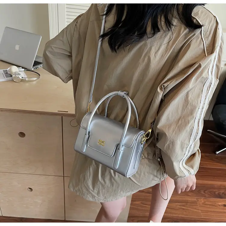Korean Retro Small Square Handbag Maroon 2025 — feature 23