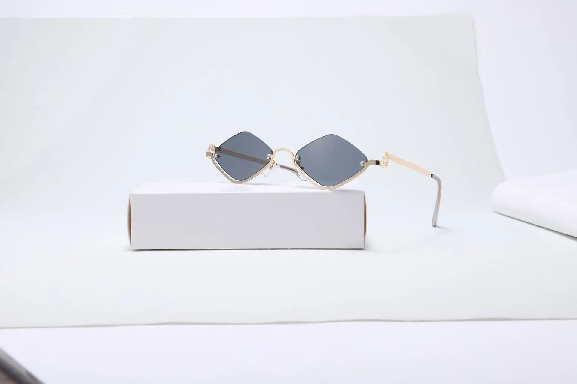 Bright Rhombus Metal Sunglasses for Women — feature 1