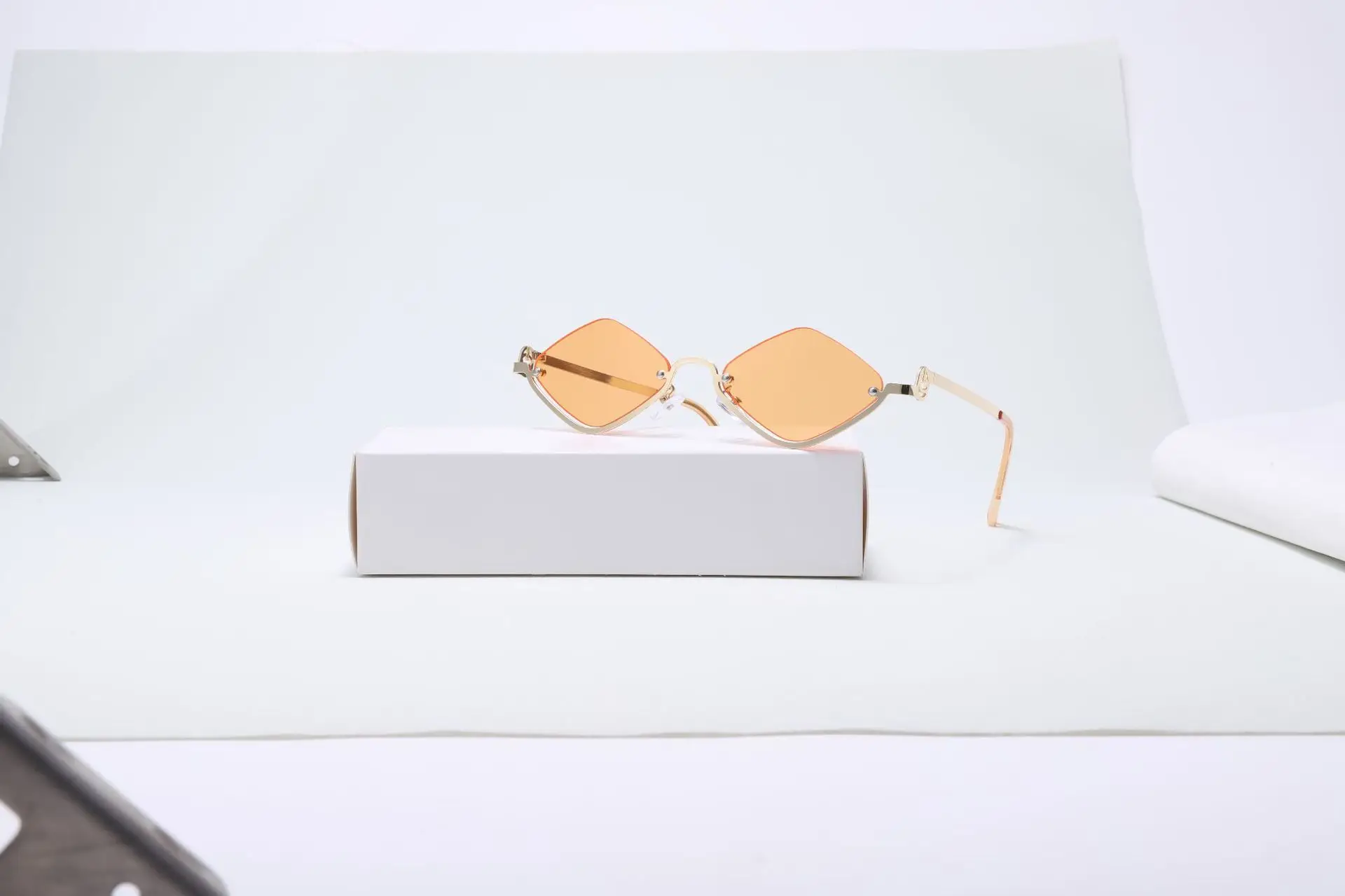 Bright Rhombus Metal Sunglasses for Women — feature 2