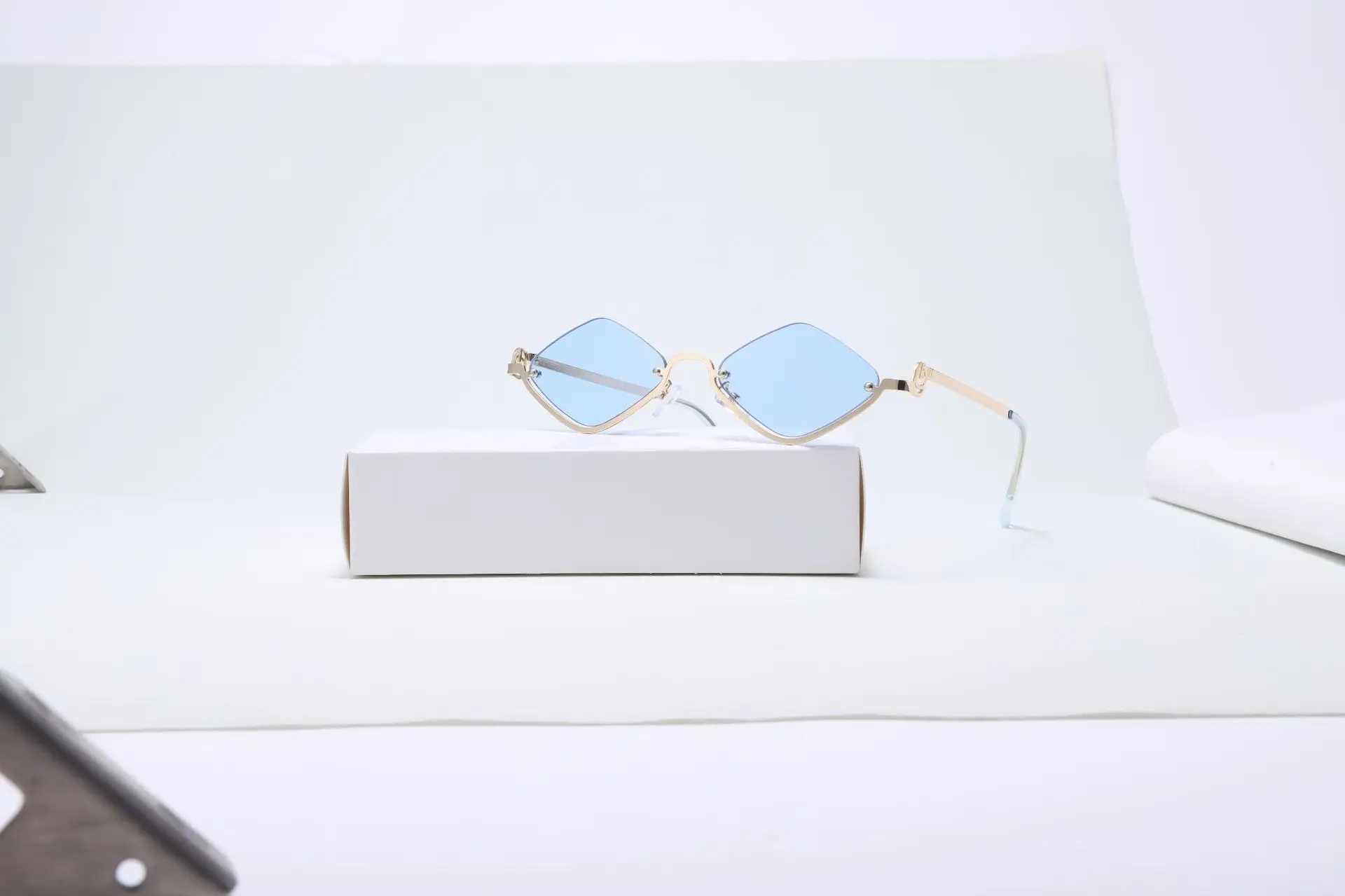 Bright Rhombus Metal Sunglasses for Women — feature 3