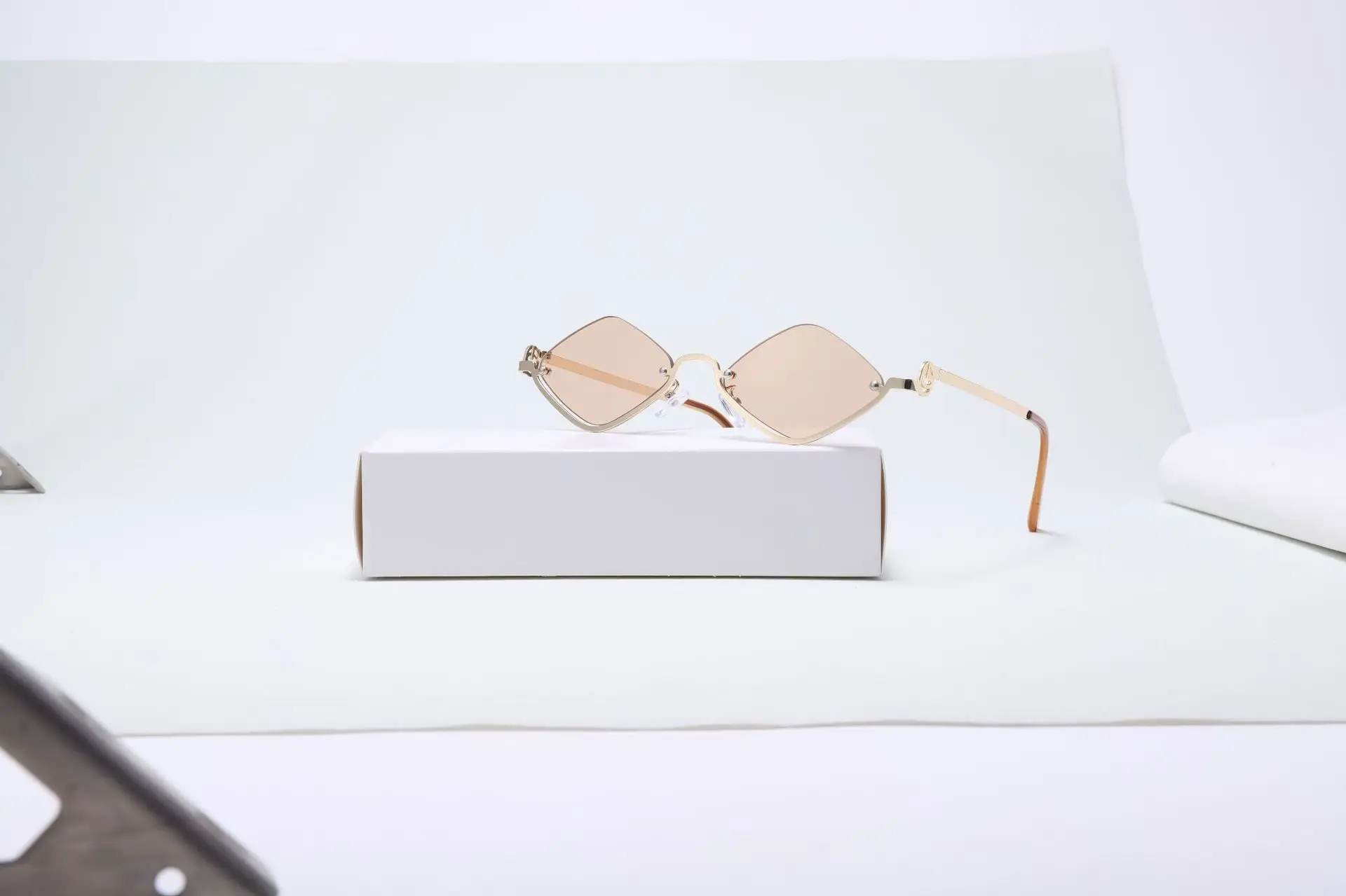 Bright Rhombus Metal Sunglasses for Women — feature 4