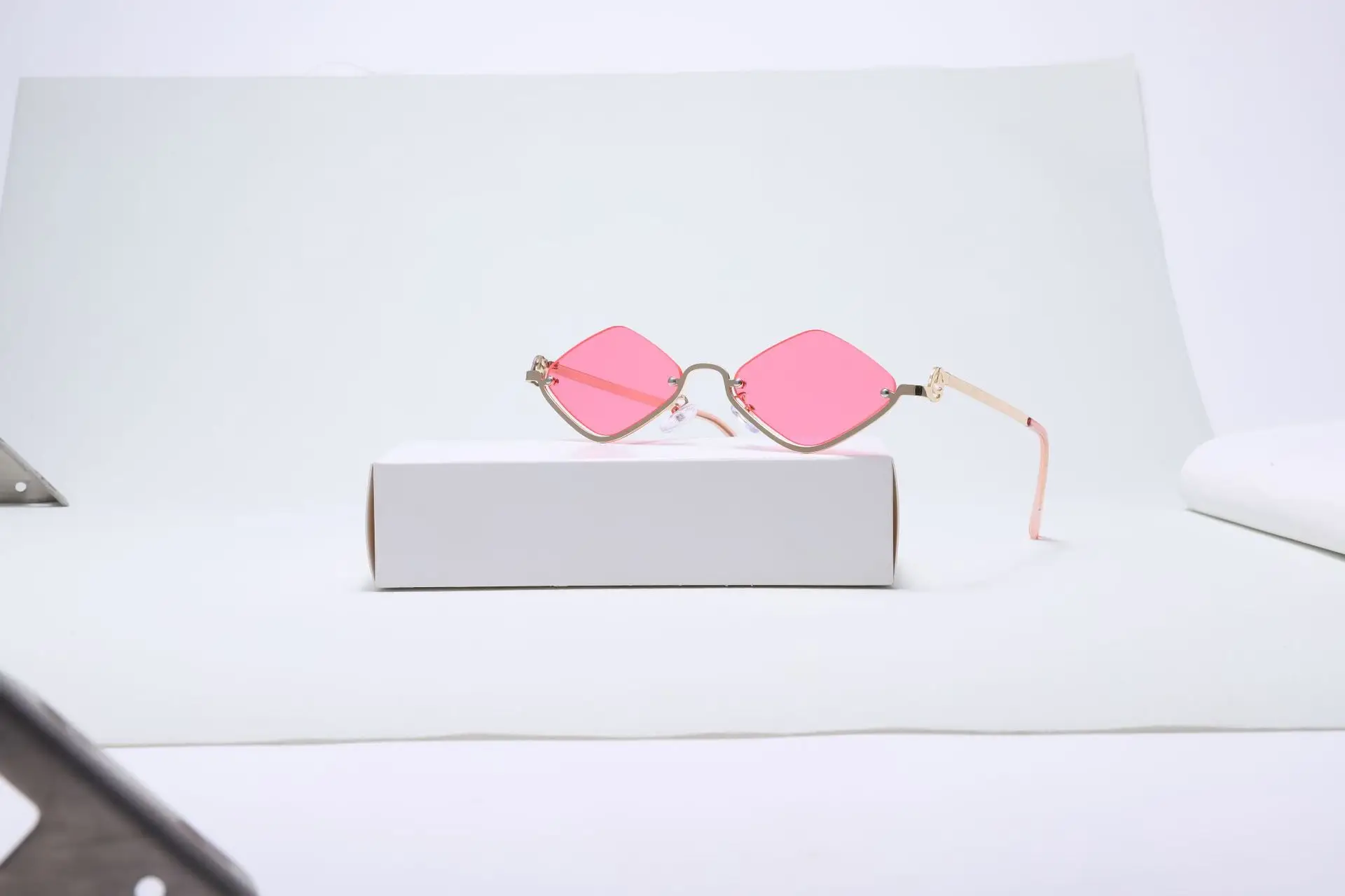 Bright Rhombus Metal Sunglasses for Women — feature 5