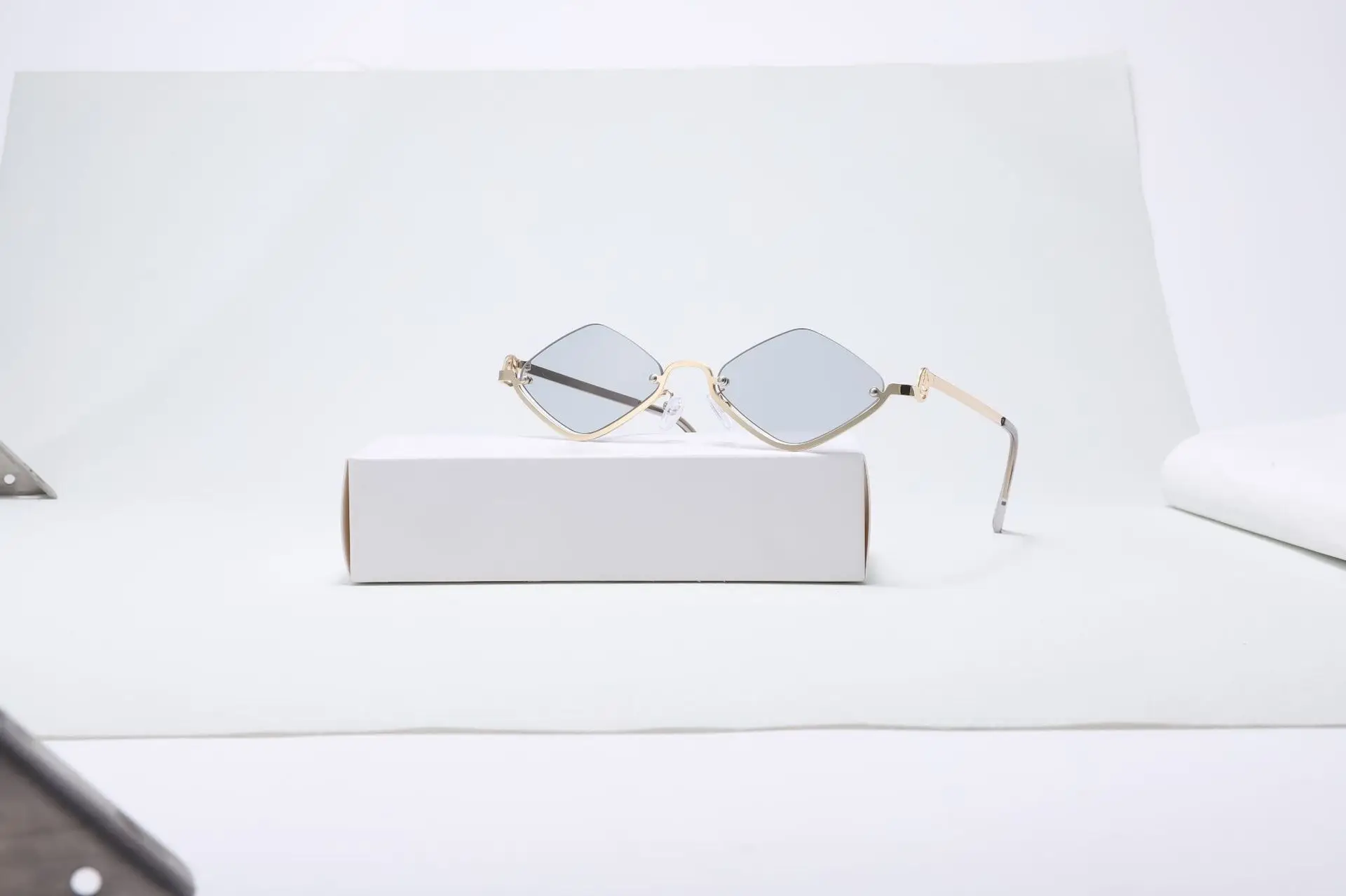 Bright Rhombus Metal Sunglasses for Women — feature 6