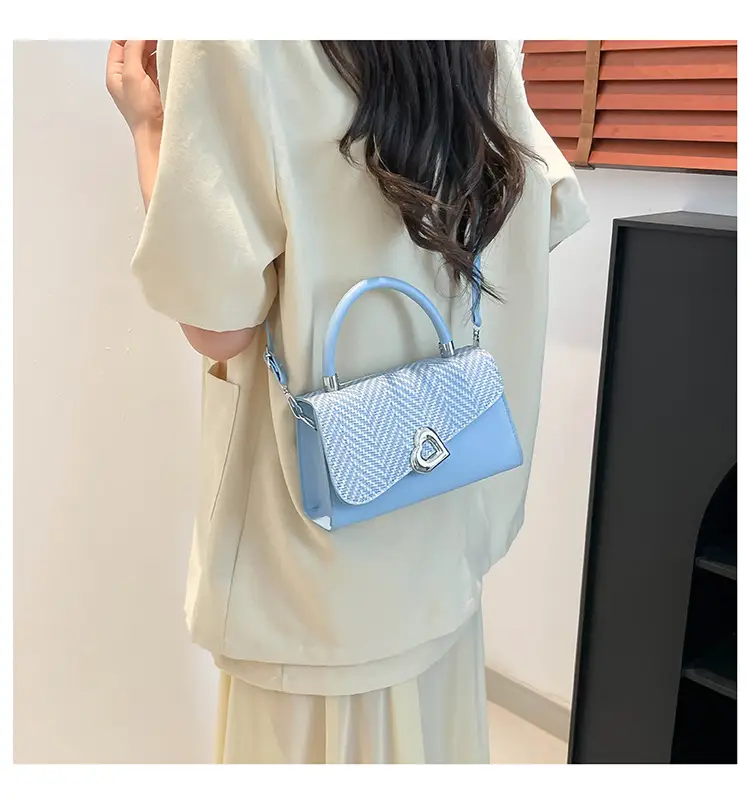 Women's Heart-Shaped Lock Bag White Grey 2025 — feature 17
