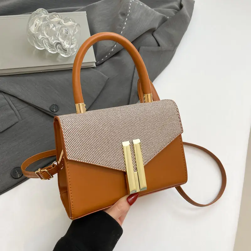 Women's Brown Leather Crossbody Bag with Gold Clasp - Image 4
