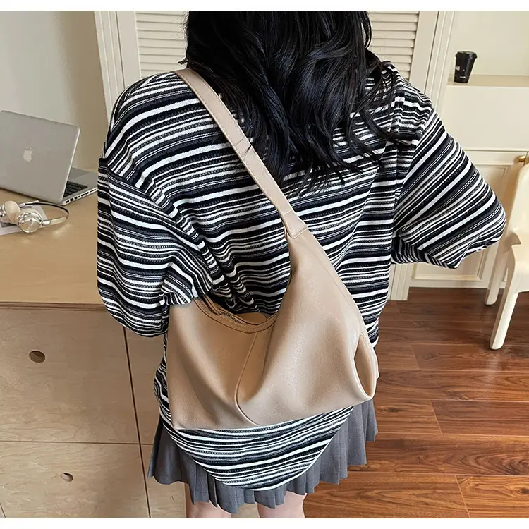 Women's Creamy Leather Shoulder Bag 2025 — feature 9