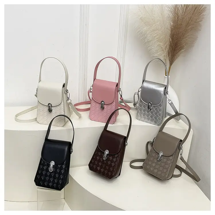 White Embroidered Shoulder Bag for Women 2025 — feature 1