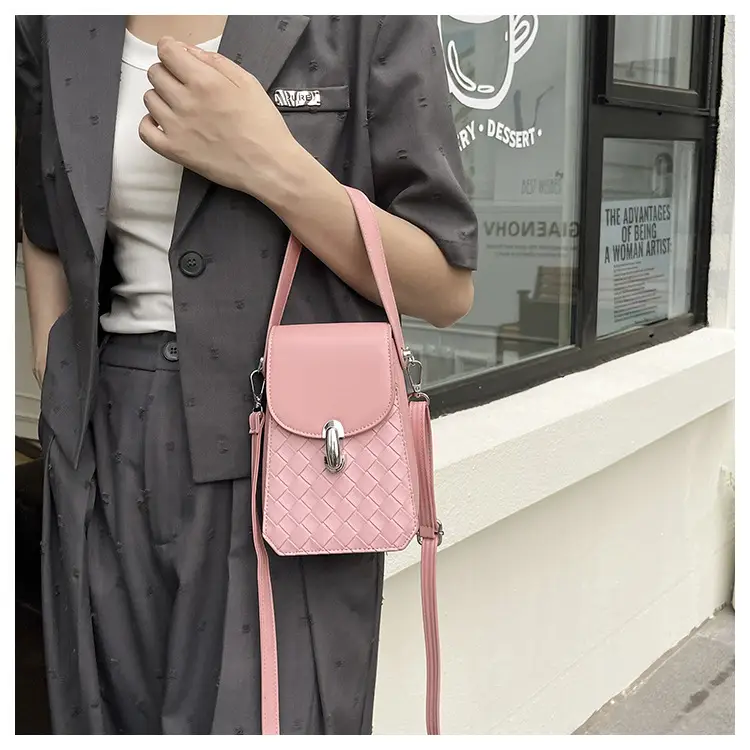 White Embroidered Shoulder Bag for Women 2025 — feature 10