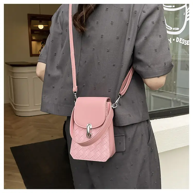 White Embroidered Shoulder Bag for Women 2025 — feature 11