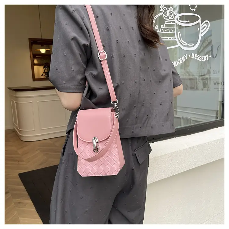 White Embroidered Shoulder Bag for Women 2025 — feature 12