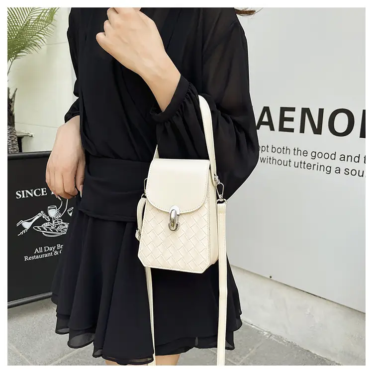 White Embroidered Shoulder Bag for Women 2025 — feature 13