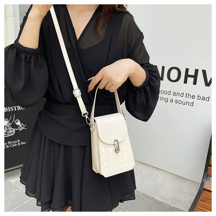 White Embroidered Shoulder Bag for Women 2025 — feature 14