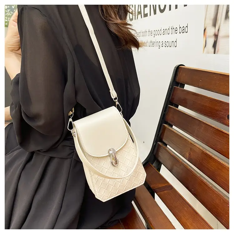 White Embroidered Shoulder Bag for Women 2025 — feature 15