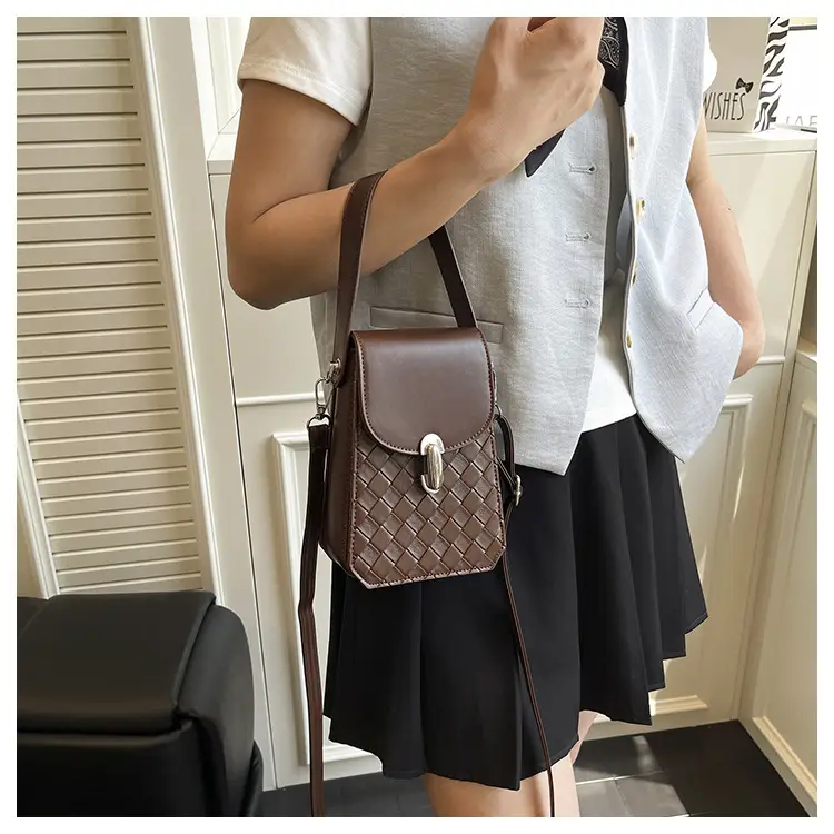 White Embroidered Shoulder Bag for Women 2025 — feature 16
