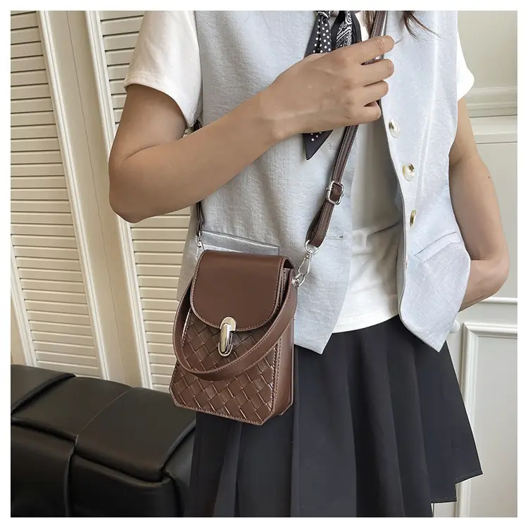 White Embroidered Shoulder Bag for Women 2025 — feature 17