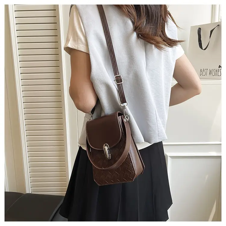 White Embroidered Shoulder Bag for Women 2025 — feature 18