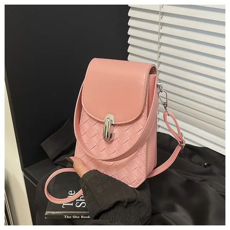 White Embroidered Shoulder Bag for Women 2025 — feature 19