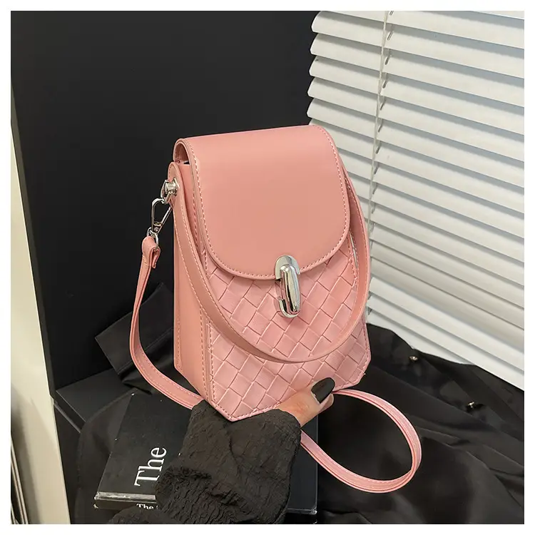 White Embroidered Shoulder Bag for Women 2025 — feature 20