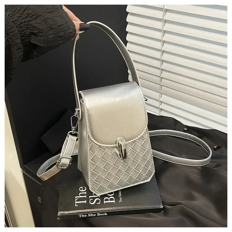 White Embroidered Shoulder Bag for Women 2025 — feature 27